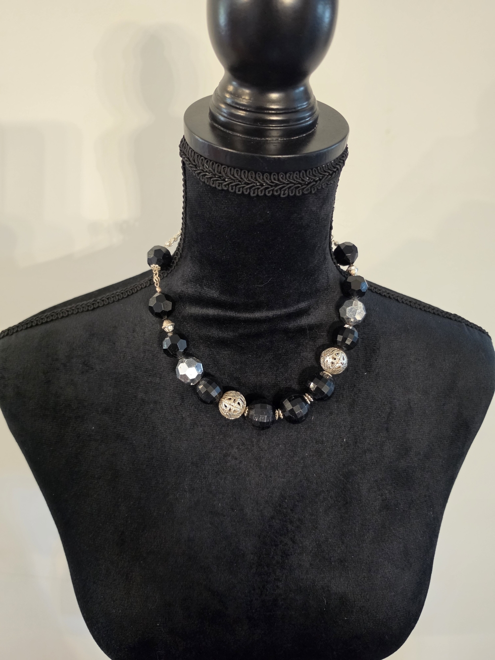 Elegant Black Faceted Bead Necklace with Silcer Accent Beads